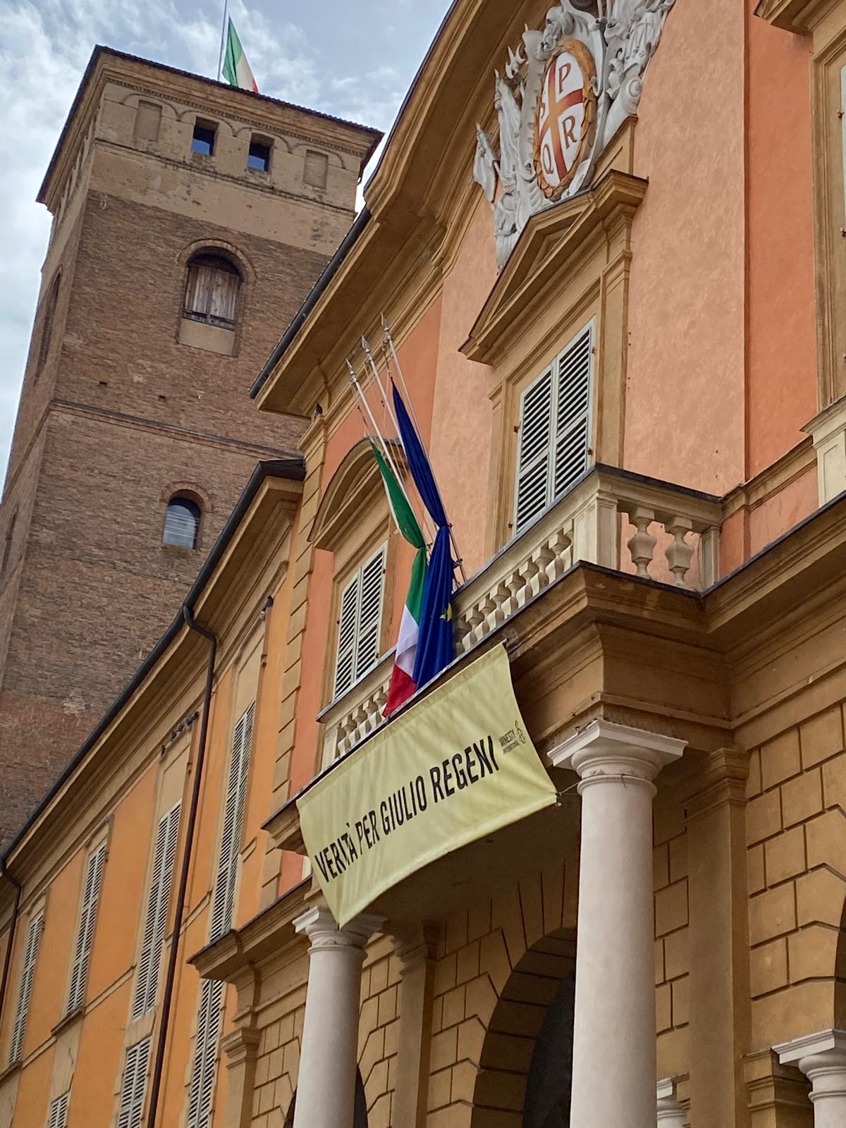Bandiere del municipio a lutto per la scomparsa di Papa Francesco